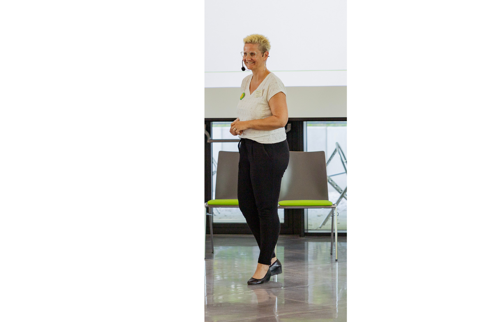 Christine Beutler begleitet gemeinsam mit weiteren Verantwortlichen die Präsentation der Geschäftsstelle während einer Bundesmitgliederversammlung von SOLIDAGO. Das Bild zeigt einen professionellen Austausch im Rahmen einer großen Veranstaltung mit Fokus auf Kommunikation, gemeinschaftliche Entwicklung, Organisationsstruktur und transparente Zusammenarbeit.